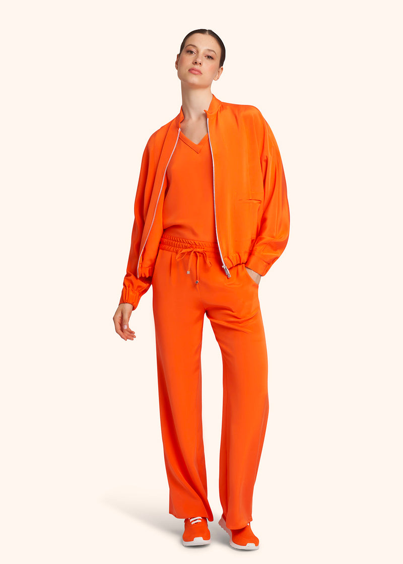 Kiton bomber en soie de couleur orange pour femme.