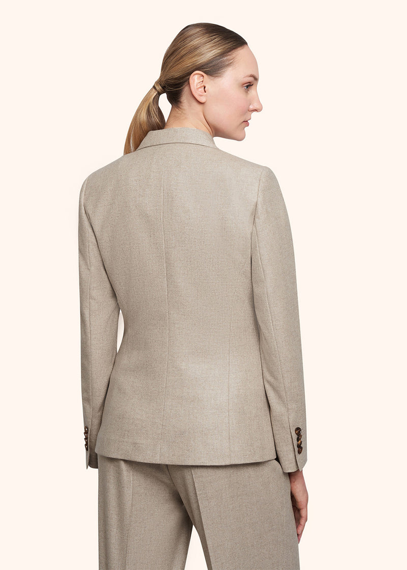 Kiton veste à boutonnage simple réalisée en précieux cachemire de couleur beige pour femme.