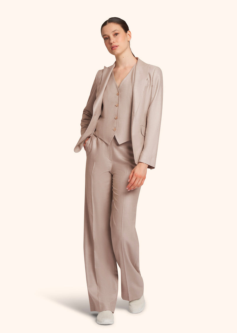 Kiton veste à boutonnage simple confectionnée dans un précieux mélange de soie et laine de couleur beige pour femme.