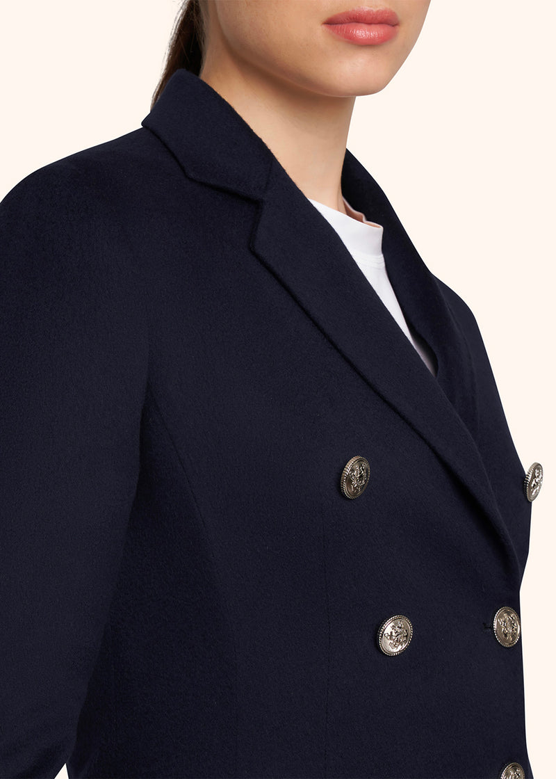 Kiton veste à double boutonnage en précieux cachemire stretch bleu d’inspiration marine pour femme.
