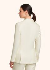 Kiton veste à double boutonnage de six boutons confectionnée dans une fibre de viscose biologique de couleur crème pour femme.