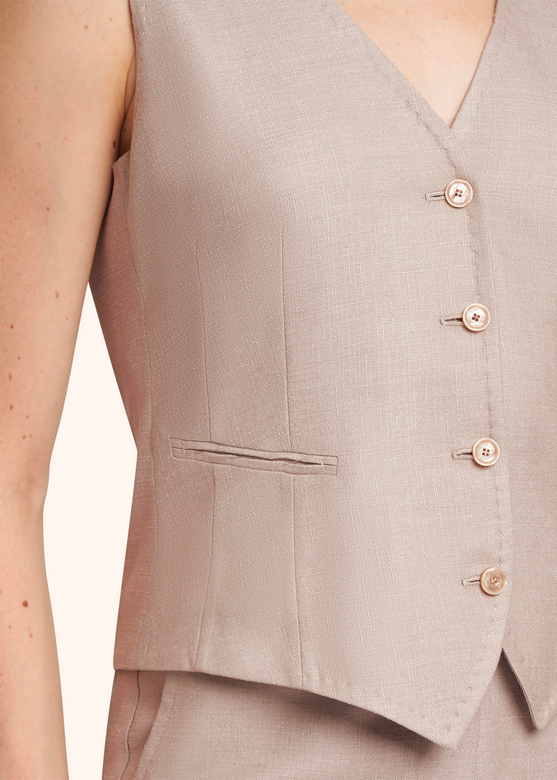 Kiton gilet à boutonnage simple réalisé dans un luxueux mélange de soie et laine de couleur beige pour femme.
