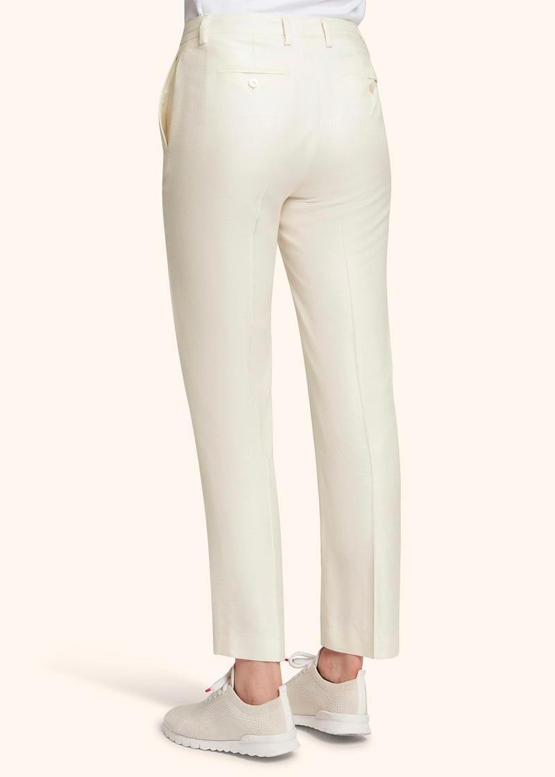 Kiton pantalon cigarette réalisé en fibre de viscose biologique de couleur crème pour femme.