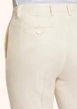 Kiton pantalon cigarette réalisé en fibre de viscose biologique de couleur crème pour femme.