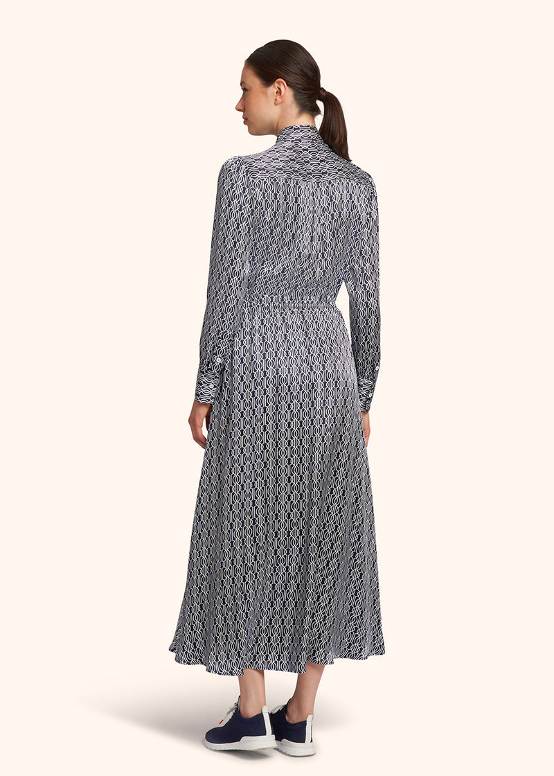 Kiton robe chemise en pure soie bleue imprimée d’un motif géométrique abstrait de couleur blanche pour femme.
