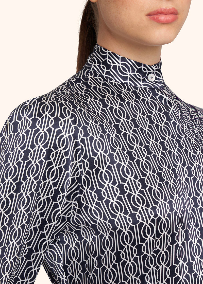 Kiton robe chemise en pure soie bleue imprimée d’un motif géométrique abstrait de couleur blanche pour femme.