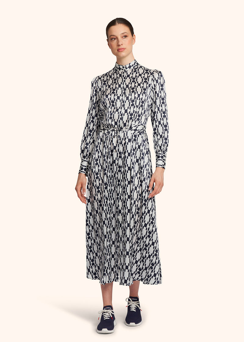 Kiton robe chemise en pure soie blanche imprimée d’un motif géométrique abstrait de couleur bleue pour femme.