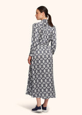 Kiton robe chemise en pure soie blanche imprimée d’un motif géométrique abstrait de couleur bleue pour femme.