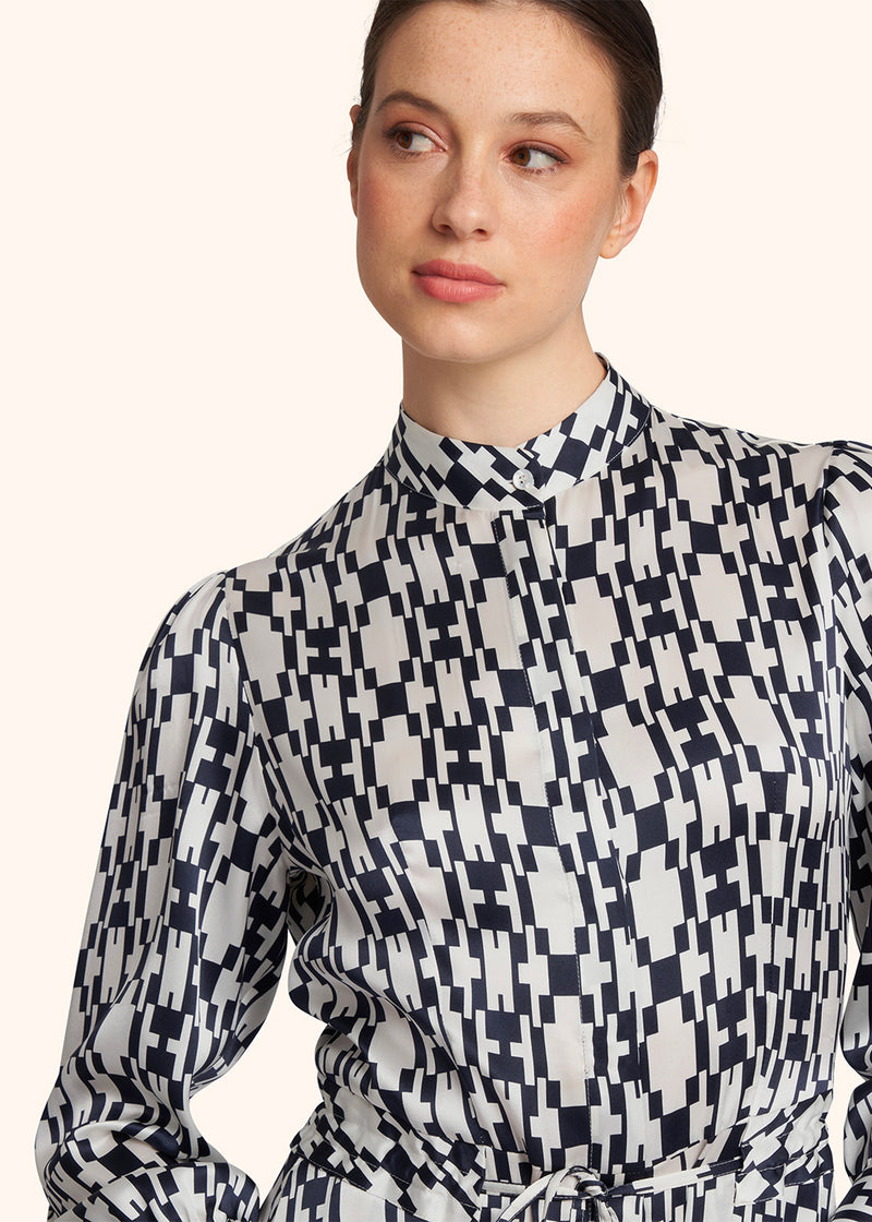 Kiton robe chemise en pure soie blanche imprimée d’un motif géométrique abstrait de couleur bleue pour femme.