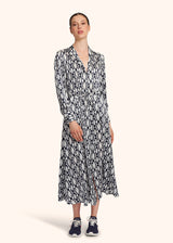 Kiton robe chemise en pure soie blanche imprimée d’un motif géométrique abstrait de couleur bleue pour femme.