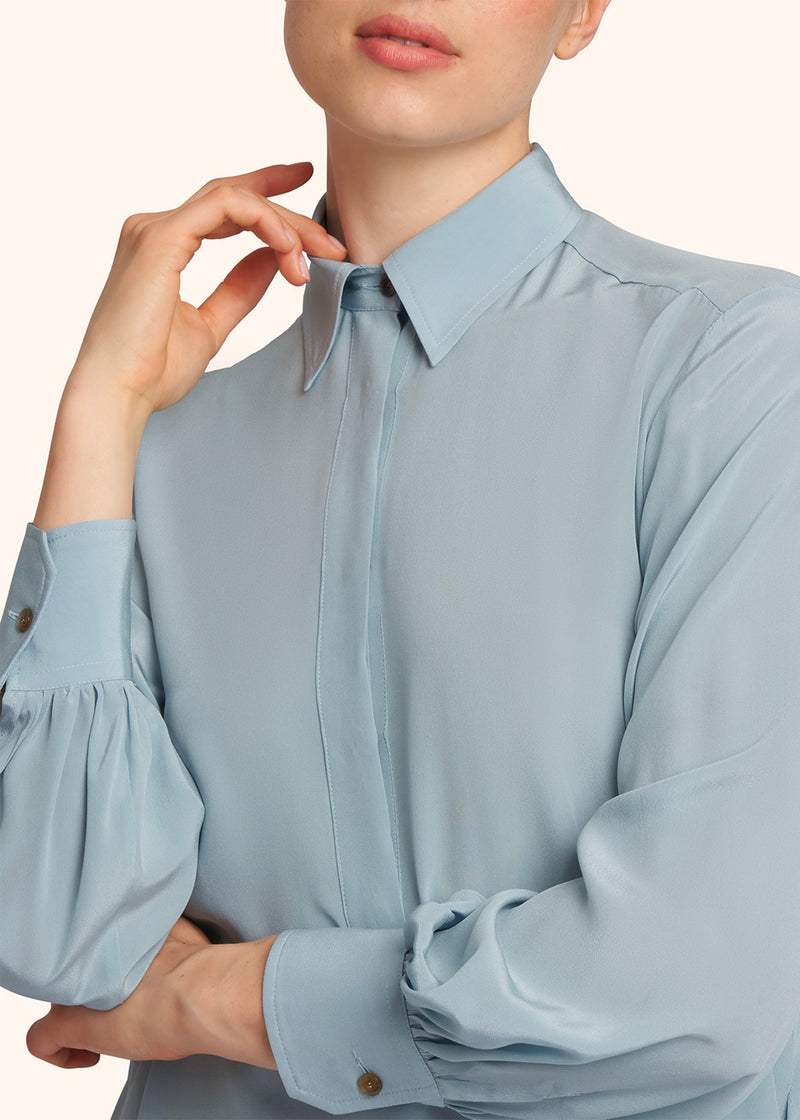 Kiton robe chemise en pure soie de couleur cyan avec coupe polo et boutonnage dissimulé pour femme.