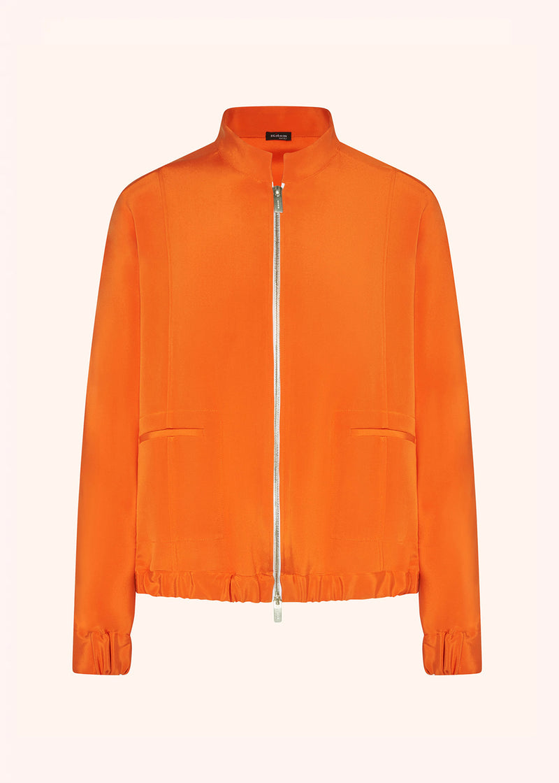 Kiton bomber en soie de couleur orange pour femme.