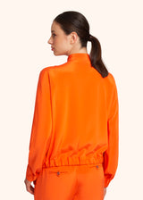 Kiton bomber en soie de couleur orange pour femme.