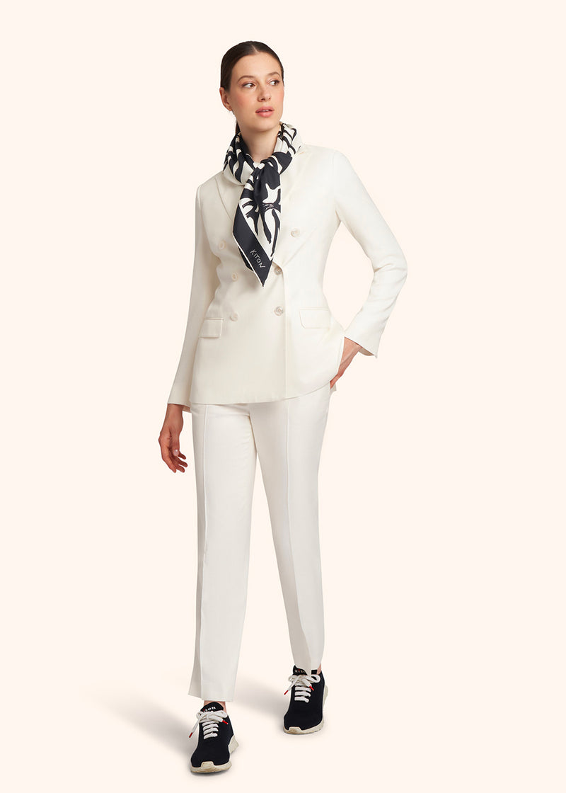 Kiton foulard en pure soie blanc et noir avec imprimé floral abstrait pour femme.