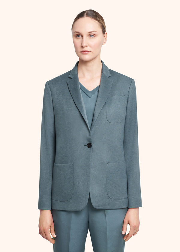 Kiton veste boutonnage simple réalisée en précieux cachemire à l’hypnotique et vibrante couleur bleu arctique pour femme.