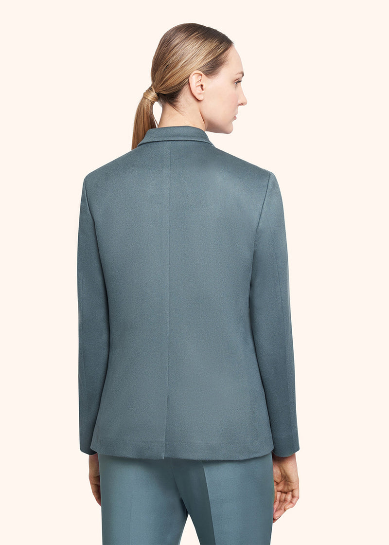 Kiton veste boutonnage simple réalisée en précieux cachemire à l’hypnotique et vibrante couleur bleu arctique pour femme.