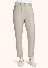 Kiton pantalon en lin couleur sable pour femme.