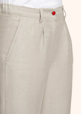 Kiton pantalon en lin couleur sable pour femme.