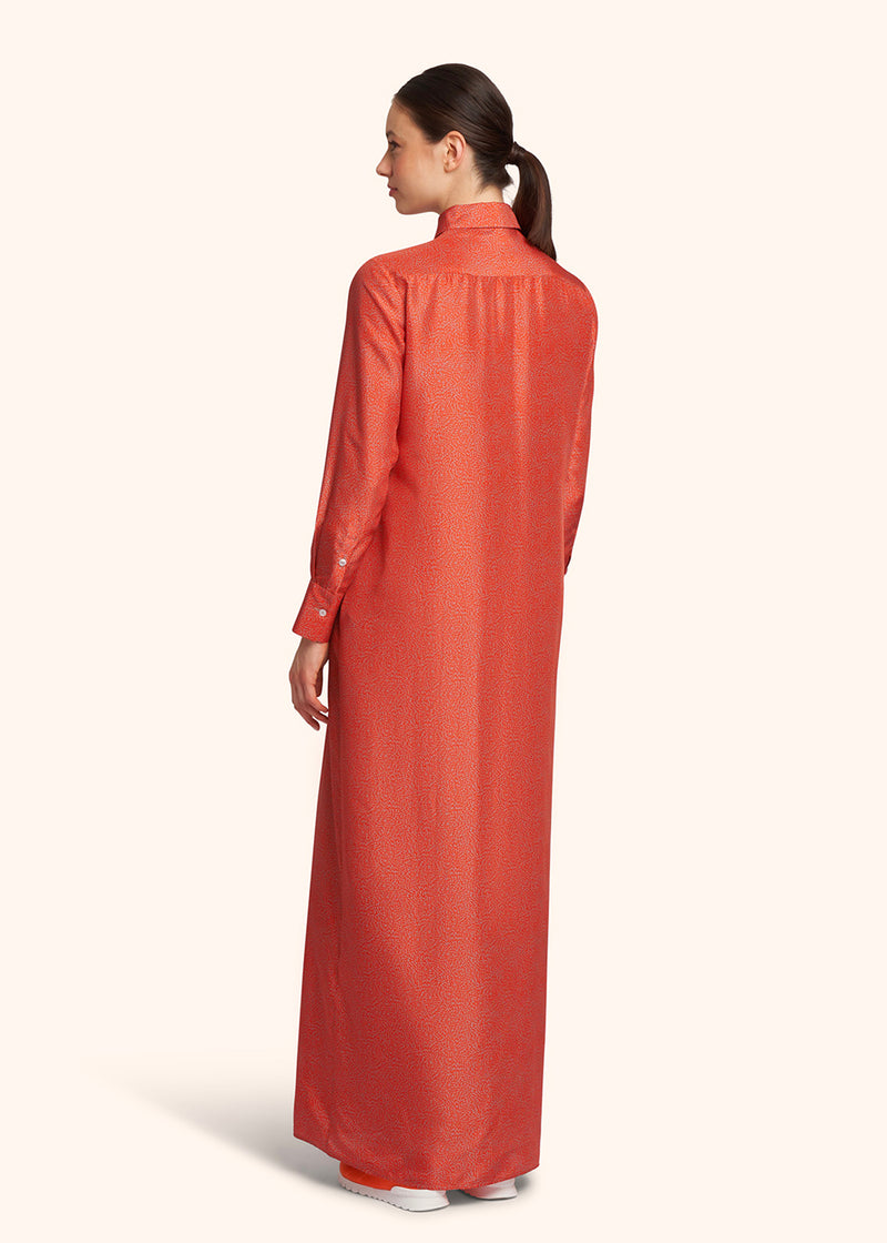 Kiton robe-chemise en soie imprimée d’un micro-motif orange sur un fond couleur platine pour femme.