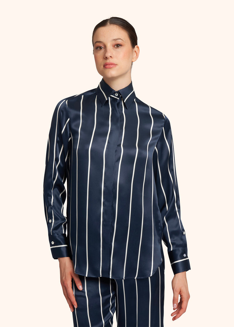 Kiton chemise en précieuse soie bleue à rayures blanches pour femme.