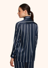 Kiton chemise en précieuse soie bleue à rayures blanches pour femme.