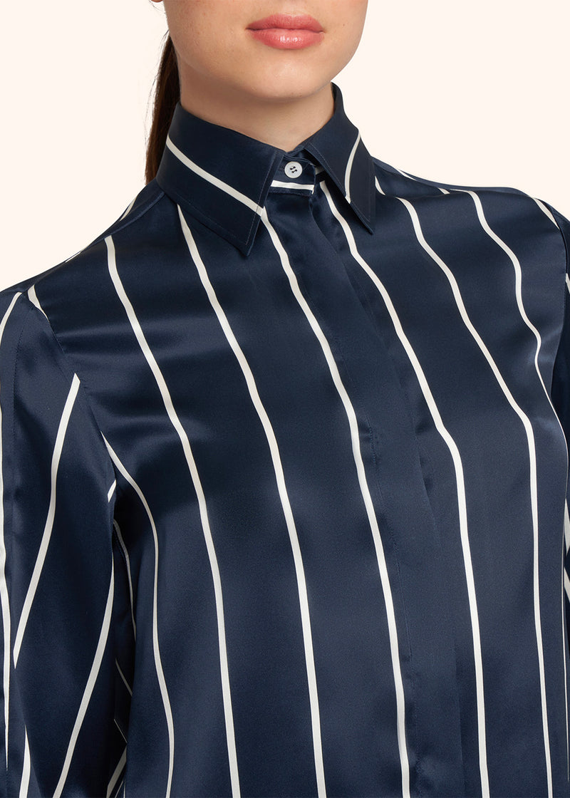 Kiton chemise en précieuse soie bleue à rayures blanches pour femme.