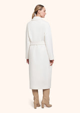 Kiton manteau modèle vestaglia blanc réalisé dans un doux tissu de cachemire pour femme.