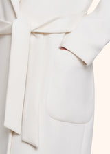 Kiton manteau modèle vestaglia blanc réalisé dans un doux tissu de cachemire pour femme.