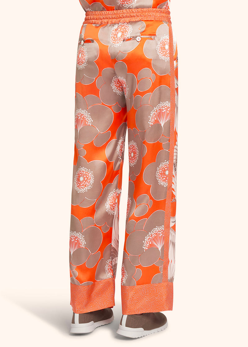 Kiton pantalon à coulisse en soie d’inspiration orientale de couleur orange pour femme.