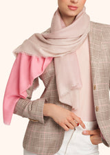 Kiton pashmina en laine pour femme.