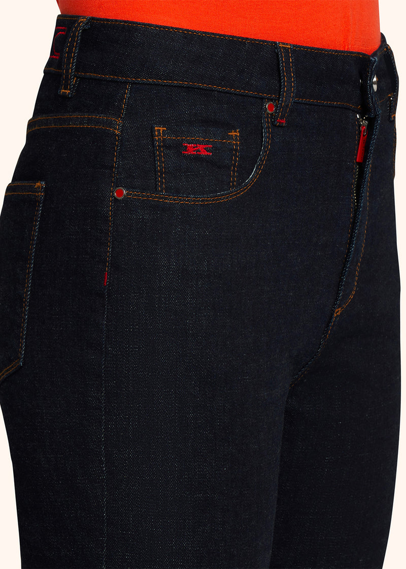 Kiton jean bleu foncé modèle cinq poches pour femme.