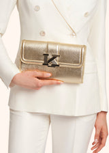 Kiton pochette karry en cuir d’agneau martelé de couleur or pour femme.