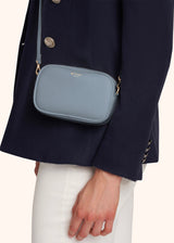 Kiton mini-sac à bandoulière de forme rectangulaire en cuir de veau de couleur cyan pour femme.