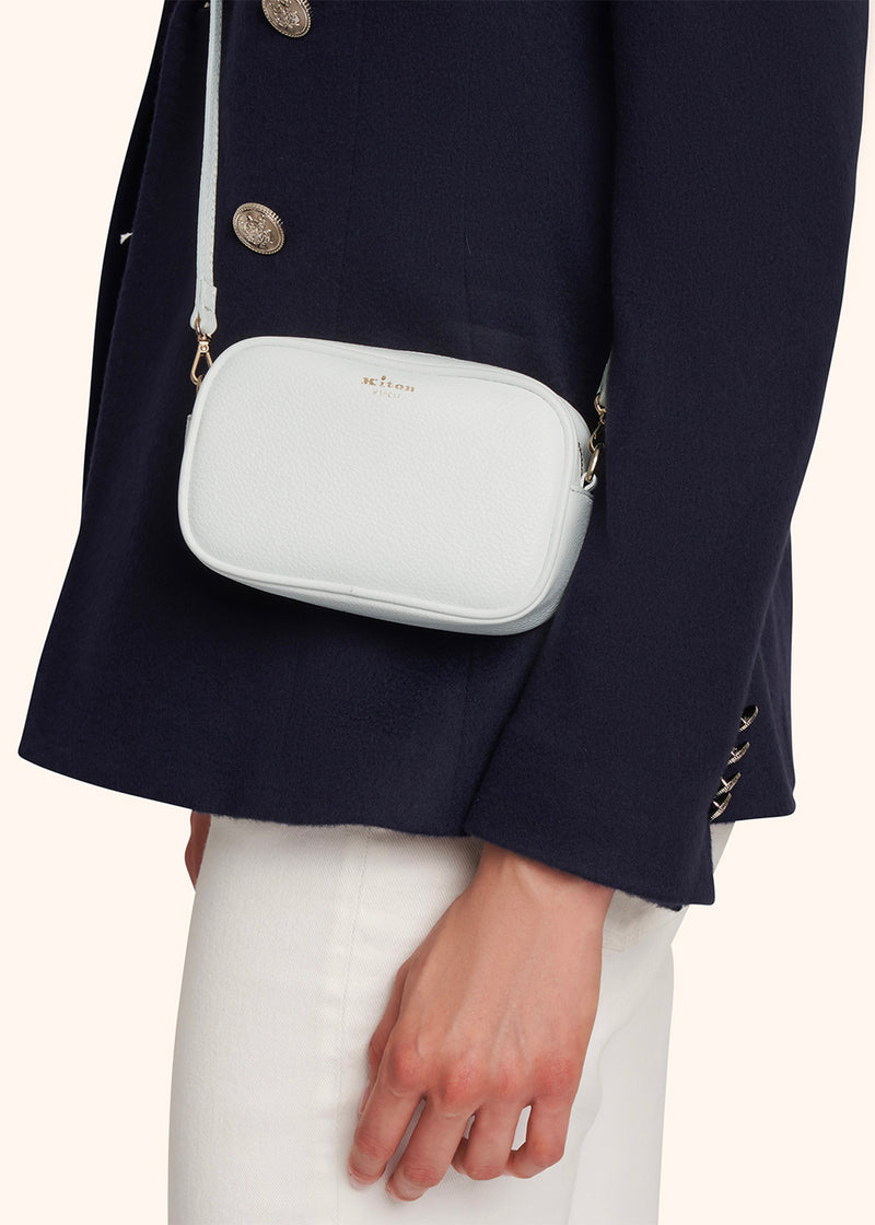Kiton mini-sac à bandoulière de forme rectangulaire en cuir de veau de couleur blanche pour femme.