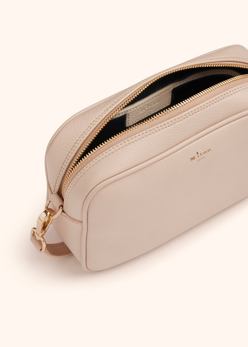 Kiton mini-sac à bandoulière de forme rectangulaire en cuir de veau de couleur beige pour femme.