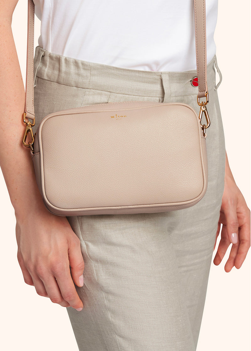 Kiton mini-sac à bandoulière de forme rectangulaire en cuir de veau de couleur beige pour femme.