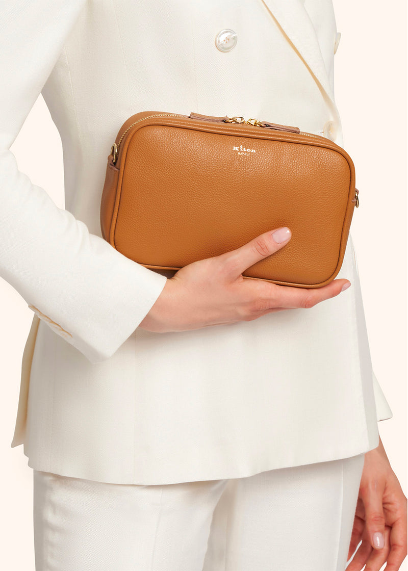 Kiton mini-sac à bandoulière de forme rectangulaire en cuir de veau couleur camel pour femme.