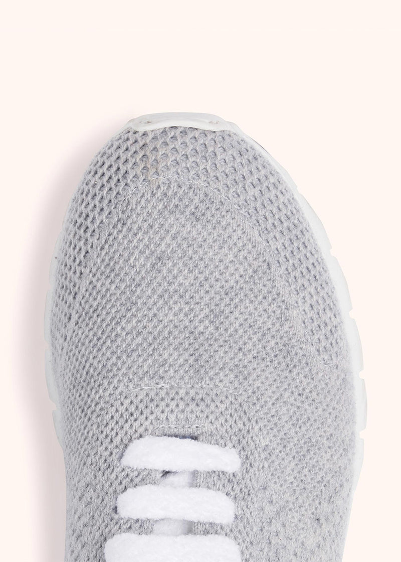 Kiton sneakers modèle « fit » en maille de cachemire de couleur gris moyen pour femme.
