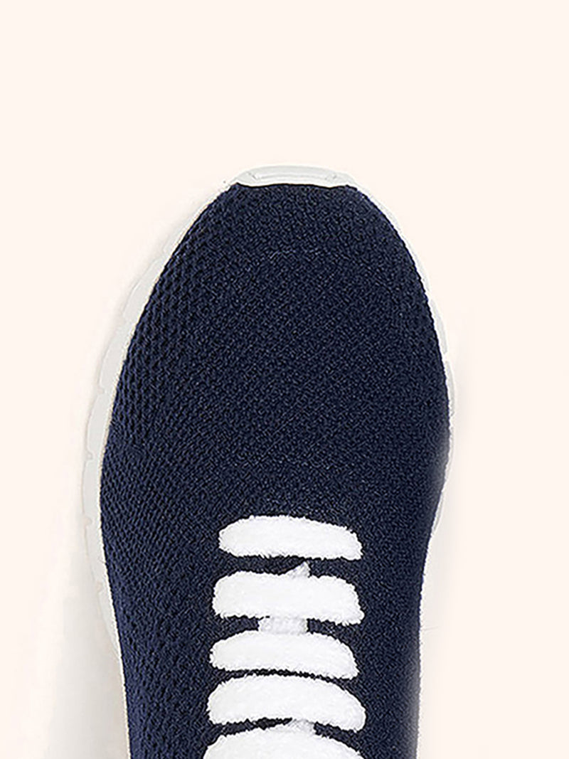 Kiton sneakers modèle « fit » en maille de cachemire de couleur nuit bleue pour femme.