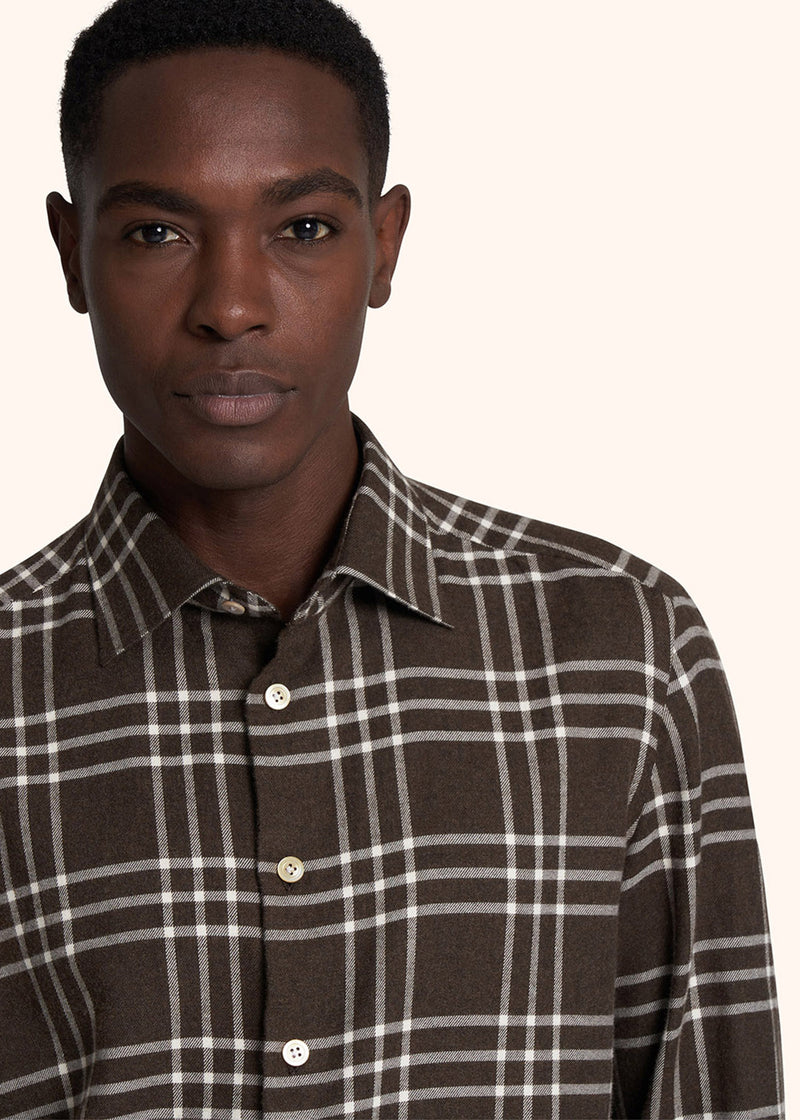 Kiton chemise à carreaux marron en flanelle de coton pour homme.