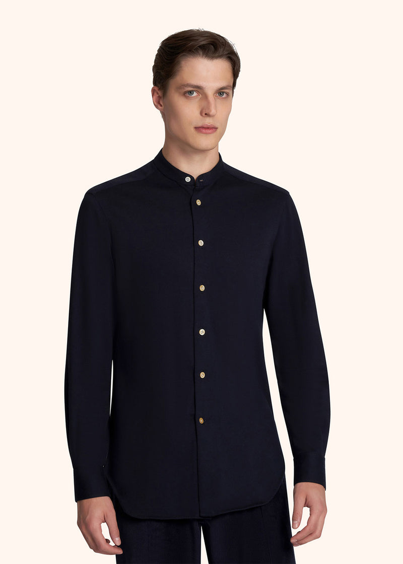 Kiton chemise à col mao bleu marine réalisée avec un mélange de coton et cachemire cette pièce est le résultat d’un travail en 22 étapes réalisées à la main par nos artisans dans notre atelier de naples pour homme.