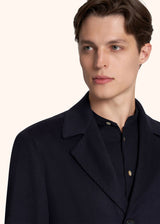 Kiton manteau à boutonnage simple modèle caban avec légère trame diagonale bleue pour homme.