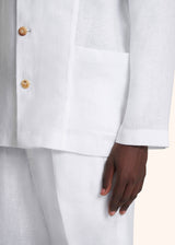 Kiton veste modèle « chore » blanche à capuche en lin irlandais très frais pour homme.