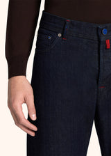Kiton jean bleu foncé modèle « cinq poches » pour homme.
