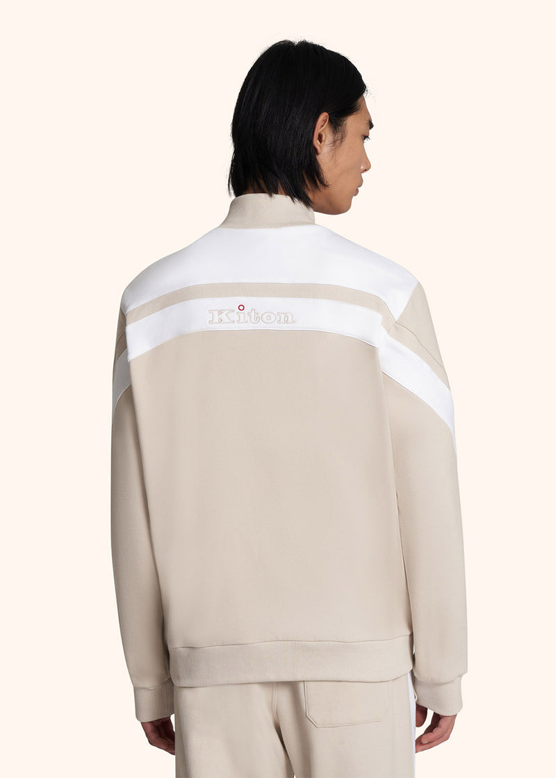 Kiton veste modèle sweat de couleur beige avec détails bandes de couleur blanche pour homme.