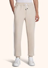 Kiton pantalon de jogging de couleur beige avec détails bandes de couleur blanche pour homme.