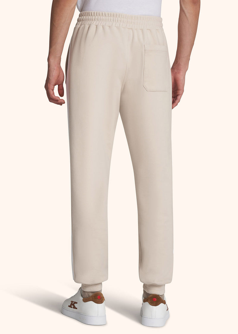 Kiton pantalon de jogging de couleur beige avec détails bandes de couleur blanche pour homme.