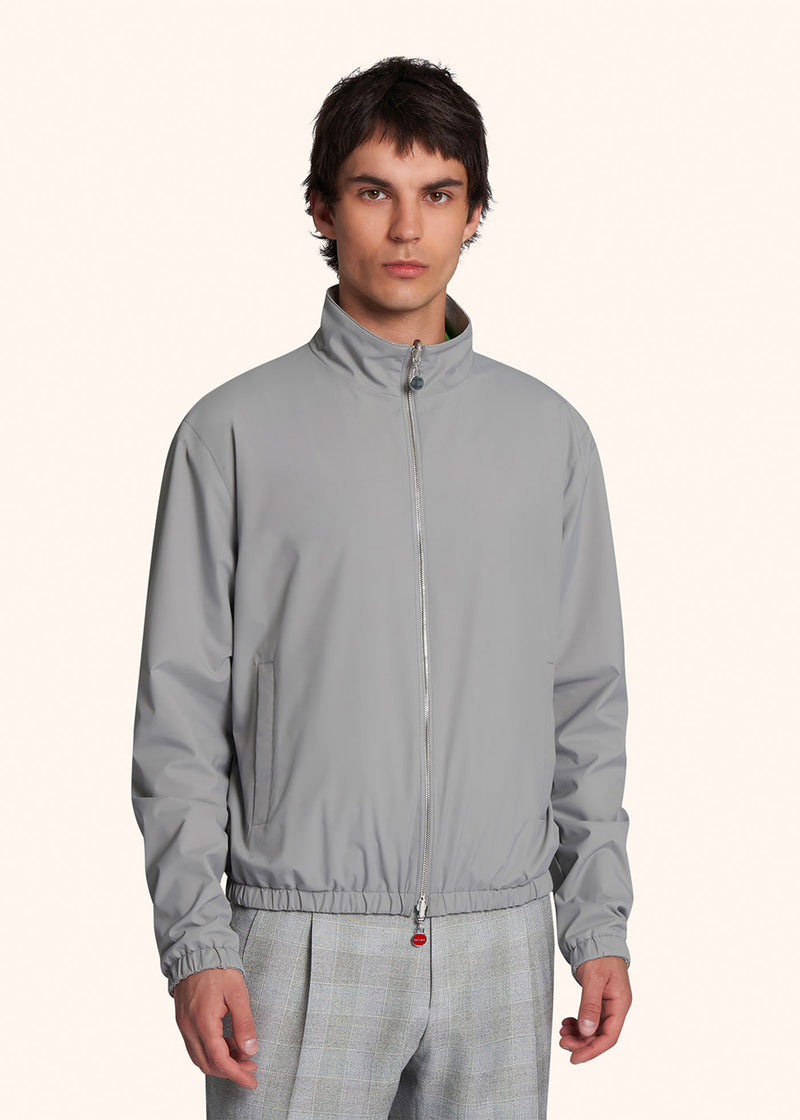 Kiton bomber réversible gris réalisé d’un côté en viscose molletonnée à l’effet cachemire pour homme.