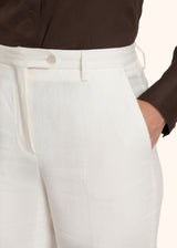 Kiton pantalon cigarette en fil de lin irlandais emblématique pour femme.