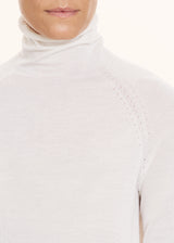 Kiton pull avec col montant et manches longues de couleur blanc crème pour femme.